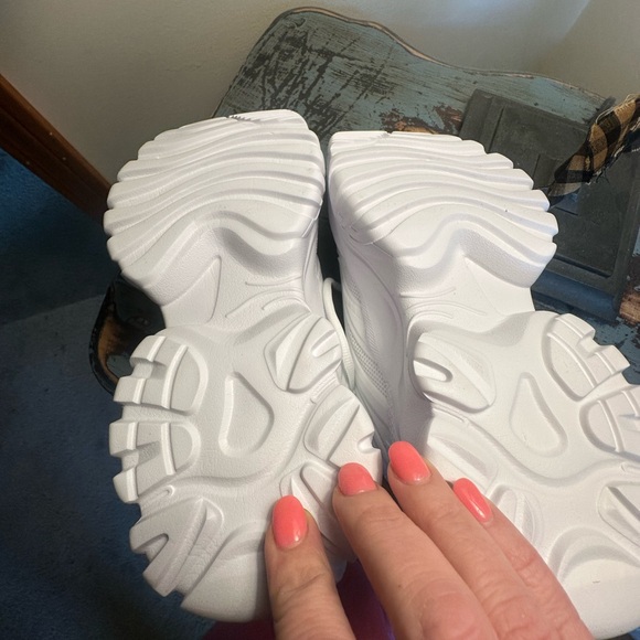 NEW Stylish White Women's Sneakers - Picture 6 of 6